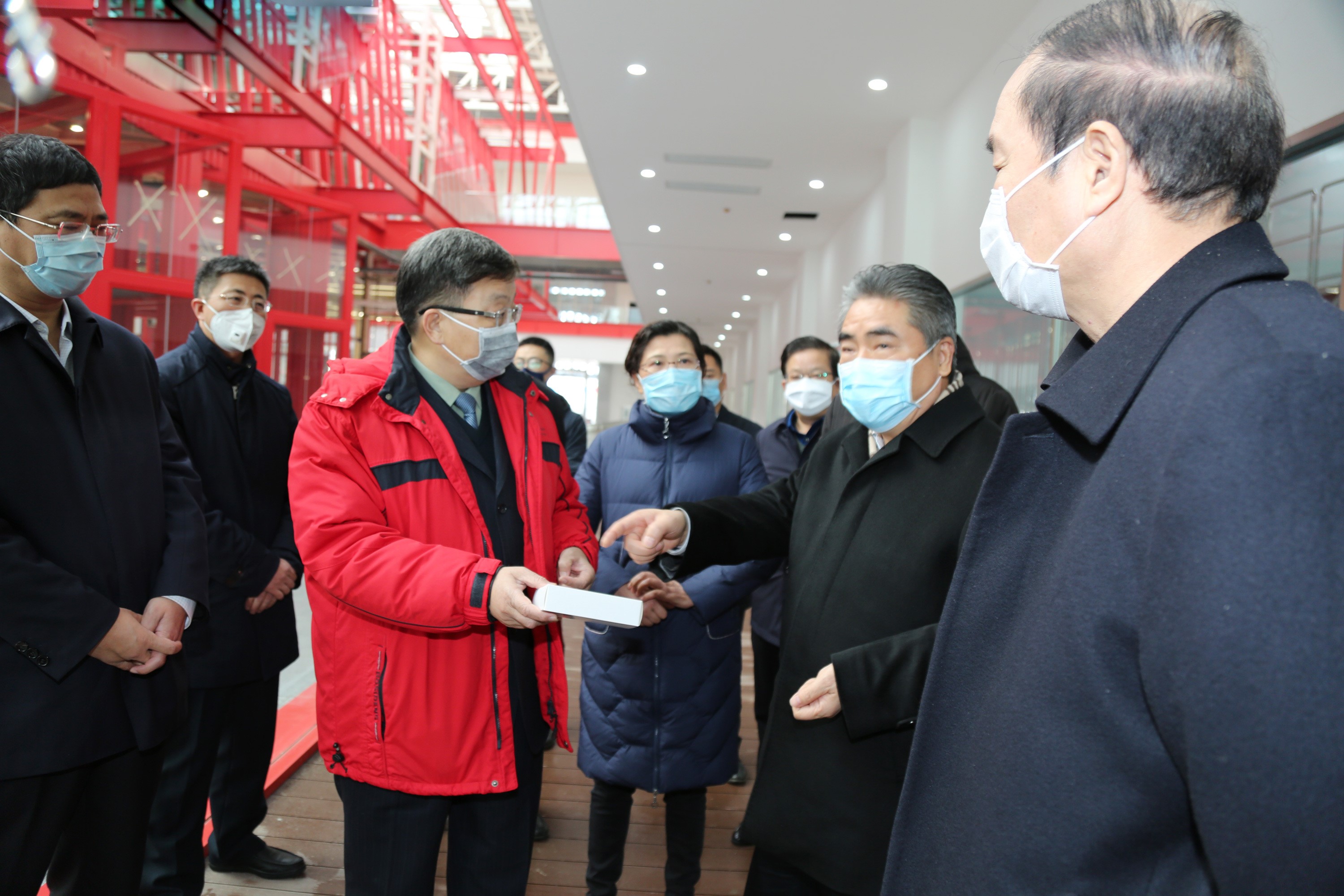 市委书记项雪龙一行莅临Z6·尊龙凯时「中国」官方网站药业 关怀指导新冠肺炎防控药物生产工作