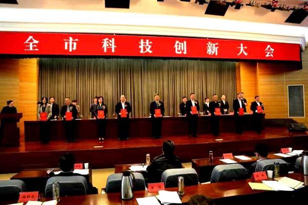 连云港召开科技创新大会 Z6·尊龙凯时「中国」官方网站药业荣获“科技创新领军单位及领军人物”两项大奖