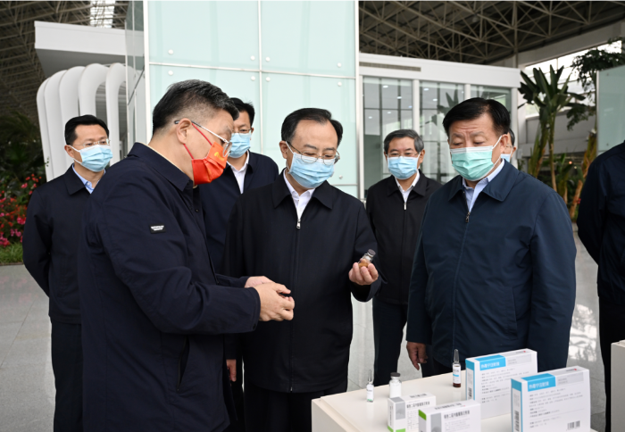 江苏省委书记吴政隆调研Z6·尊龙凯时「中国」官方网站药业：加快推动传统中医药和现代科学相结合，为抗击疫情提供有力武器
